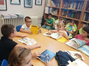 Прваци у посети школској библиотеци